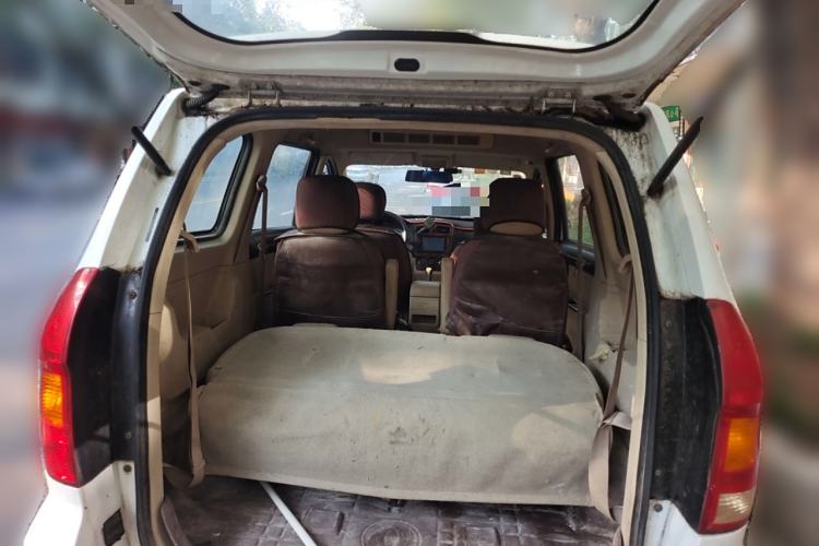 Used Dongfeng Fengon 330 2014 1.5L Manual Comfort Version DK15-02 Trunk