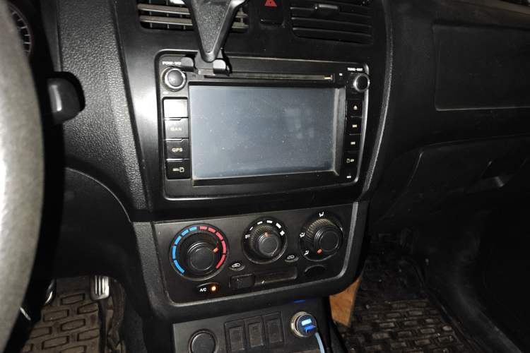 Used Dongfeng Fengon 330 2014 1.5L Manual Utility Version DK15 Audio And AC Panel