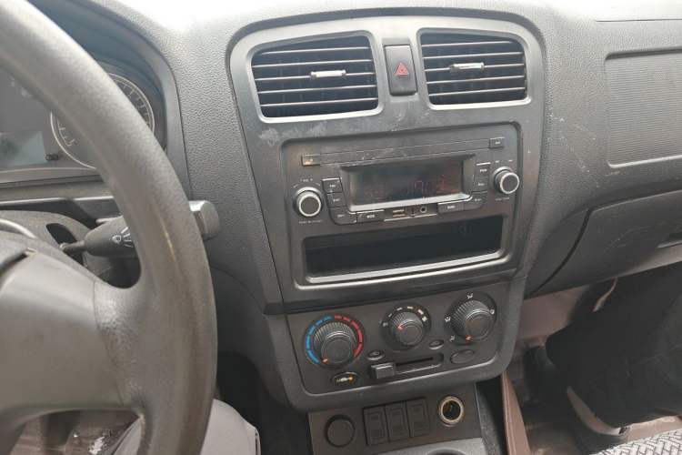 Used Dongfeng Fengon 330 2014 1.5L Manual Utility Version DK15 Audio And AC Panel