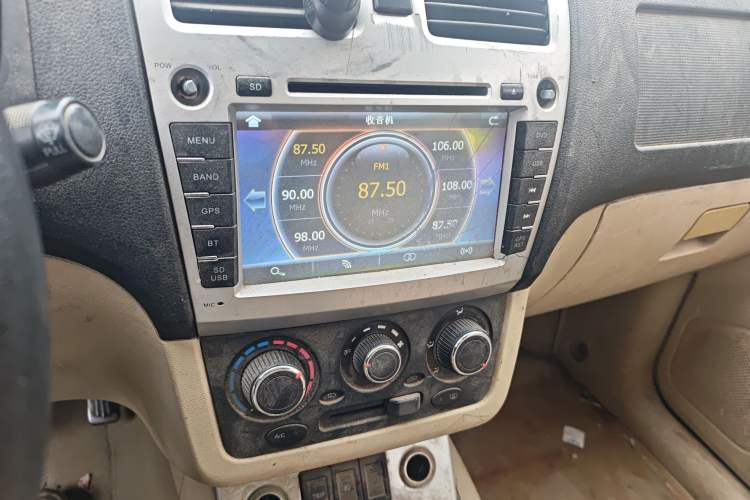 Used Dongfeng Fengon 330 2014 1.5L Manual Utility Version DK15 Audio And AC Panel