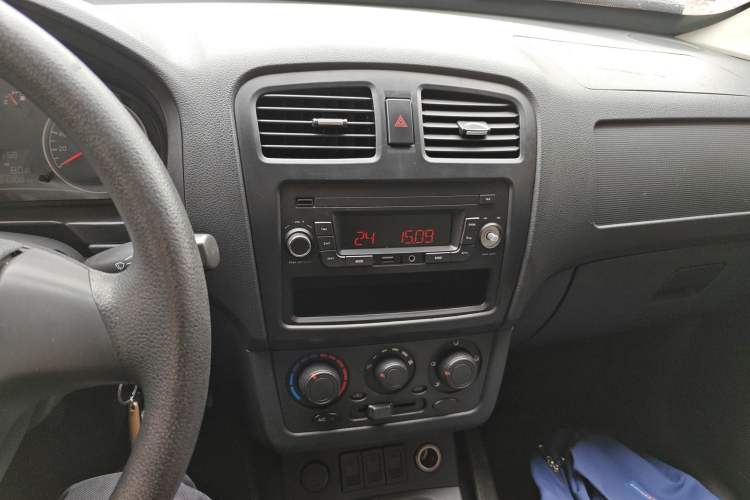 Used Dongfeng Fengon 330 2014 1.5L Manual Utility Version DK15 Audio And AC Panel