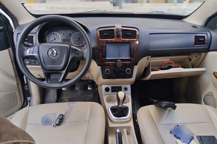 Used Dongfeng Fengon 330 2014 1.5L Manual Utility Version DK15 Center Console