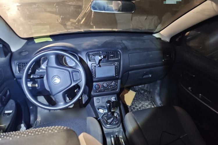 Used Dongfeng Fengon 330 2014 1.5L Manual Utility Version DK15 Center Console