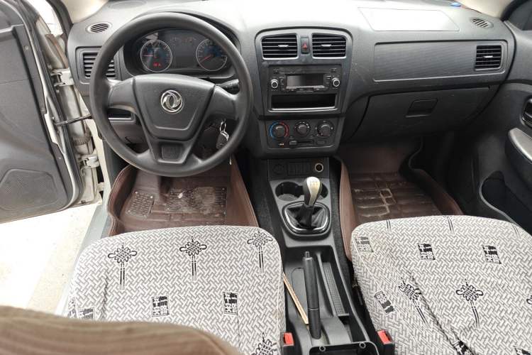 Used Dongfeng Fengon 330 2014 1.5L Manual Utility Version DK15 Center Console