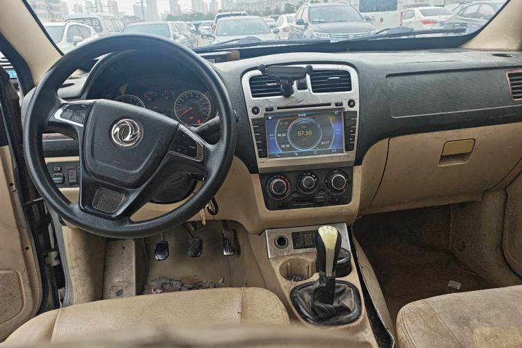 Used Dongfeng Fengon 330 2014 1.5L Manual Utility Version DK15 Center Console
