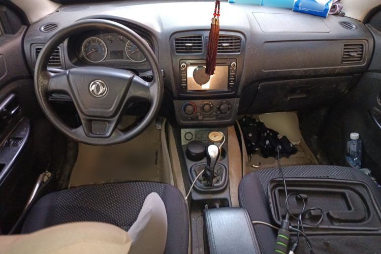 Used Dongfeng Fengon 330 2014 1.5L Manual Utility Version DK15 Center Console