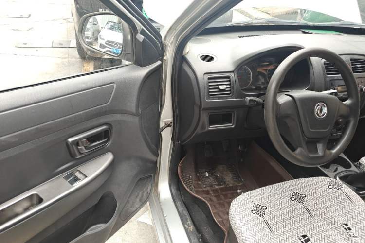 Used Dongfeng Fengon 330 2014 1.5L Manual Utility Version DK15 Driver Seat