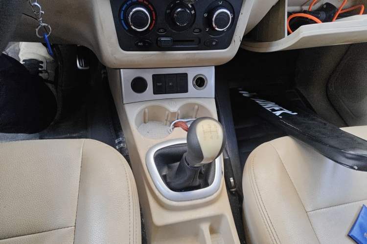 Used Dongfeng Fengon 330 2014 1.5L Manual Utility Version DK15 Gear Lever