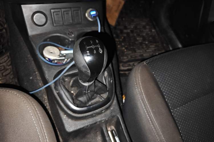 Used Dongfeng Fengon 330 2014 1.5L Manual Utility Version DK15 Gear Lever