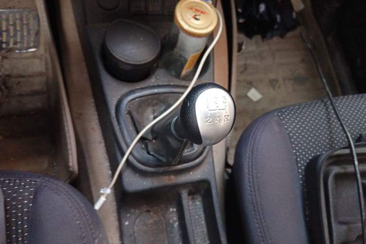 Used Dongfeng Fengon 330 2014 1.5L Manual Utility Version DK15 Gear Lever