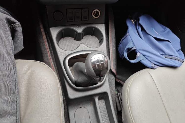 Used Dongfeng Fengon 330 2014 1.5L Manual Utility Version DK15 Gear Lever