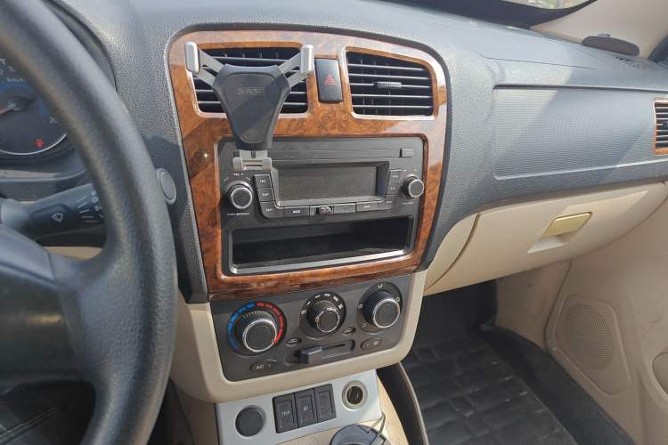 Used Dongfeng Fengon 330 2014 1.5L Manual Utility Version DK15 Audio And AC Panel