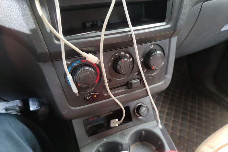 Used Dongfeng Fengon 330 2014 1.5L Manual Utility Version DK15 Audio And AC Panel