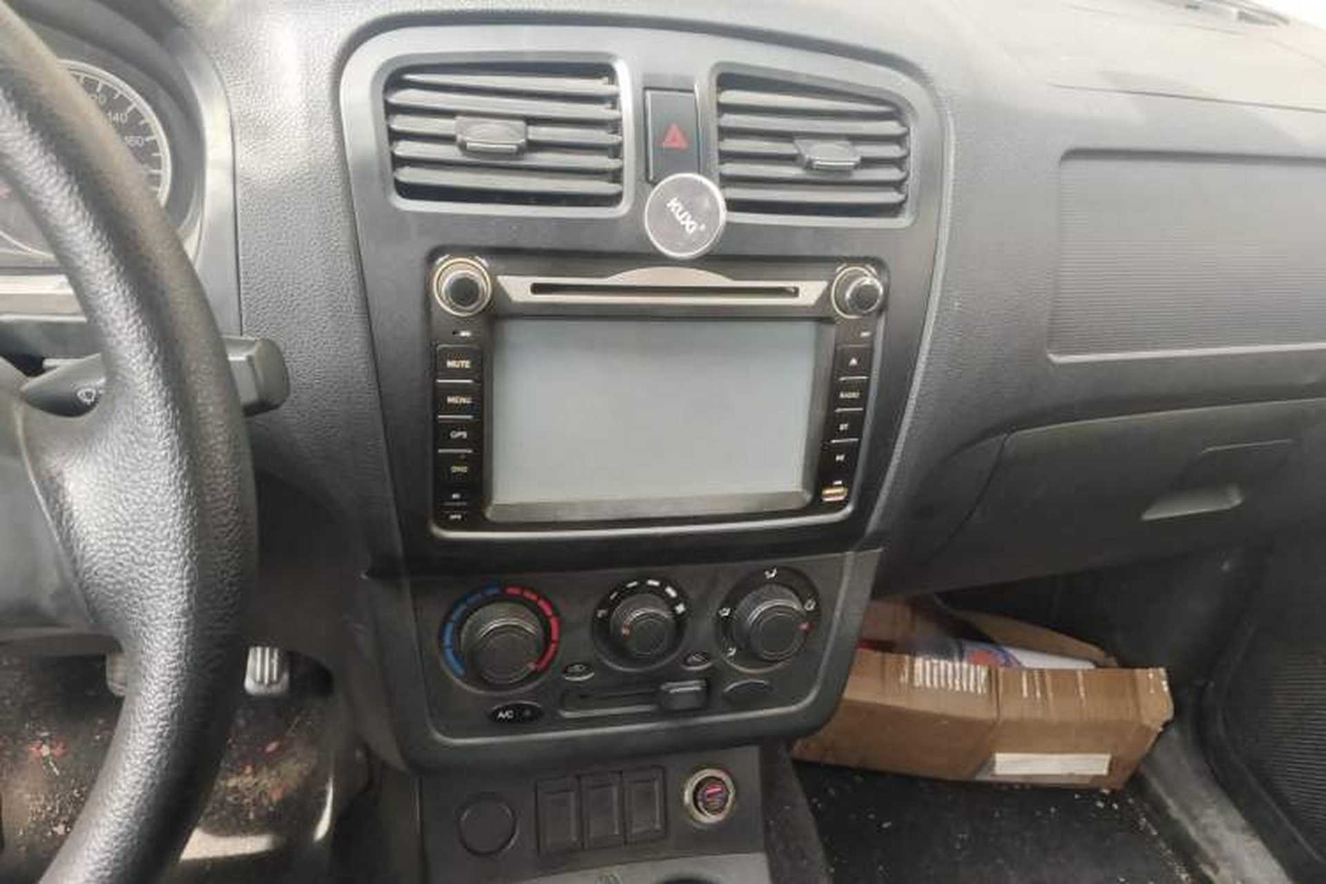 Used Dongfeng Fengon 330 2014 1.2L Manual Practical Version DK12-07 Audio And AC Panel
