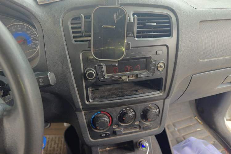 Used Dongfeng Fengon 330 2014 1.2L Manual Practical Version DK12-07 Audio And AC Panel