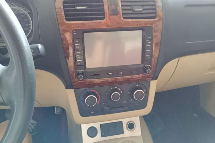 Used Dongfeng Fengon 330 2014 1.5L Manual Utility Version DK15 Audio And AC Panel