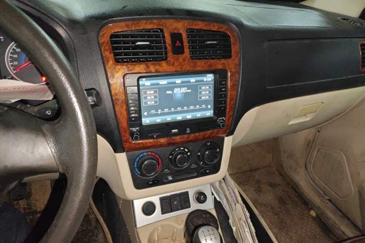 Used Dongfeng Fengon 330 2014 1.5L Manual Utility Version DK15 Audio And AC Panel