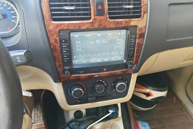 Used Dongfeng Fengon 330 2014 1.5L Manual Utility Version DK15 Audio And AC Panel