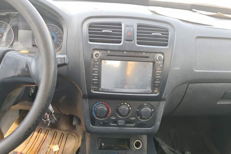 Used Dongfeng Fengon 330 2014 1.2L Manual Practical Version DK12-07 Audio And AC Panel