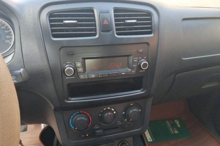 Used Dongfeng Fengon 330 2014 1.5L Manual Utility Version DK15 Audio And AC Panel