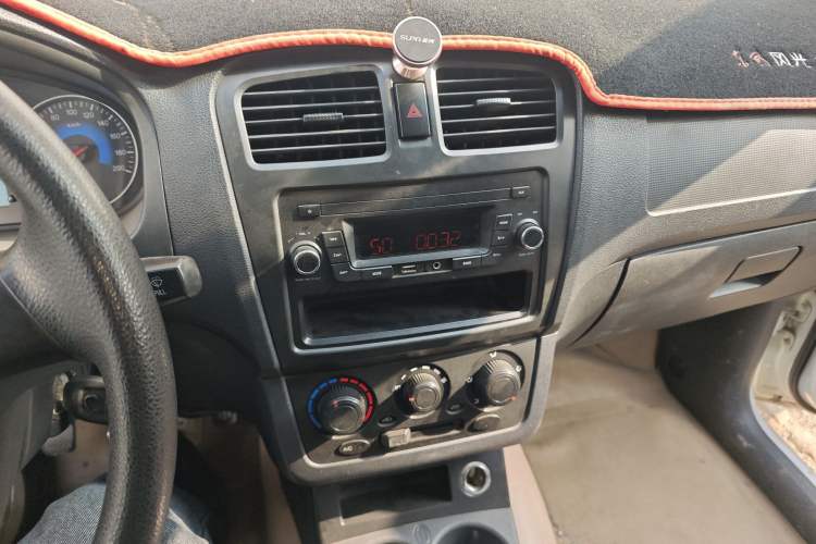 Used Dongfeng Fengon 330 2014 1.5L Manual Utility Version DK15 Audio And AC Panel