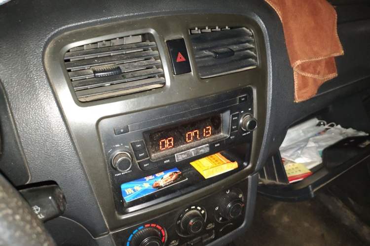 Used Dongfeng Fengon 330 2014 1.5L Manual Utility Version DK15 Audio And AC Panel