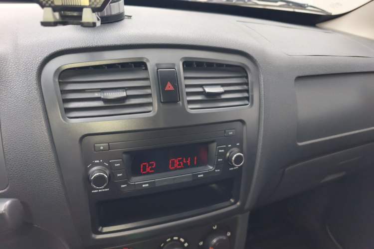 Used Dongfeng Fengon 330 2014 1.5L Manual Utility Version DK15 Audio And AC Panel