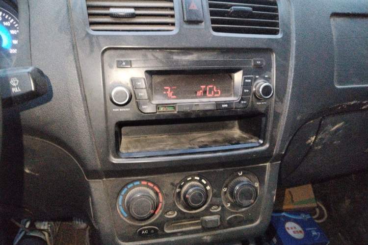 Used Dongfeng Fengon 330 2014 1.5L Manual Utility Version DK15 Audio And AC Panel