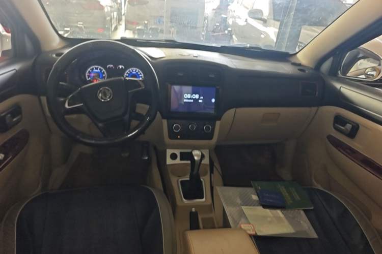 Used Dongfeng Fengon 330 2014 1.5L Manual Standard Edition DK15-02 Center Console