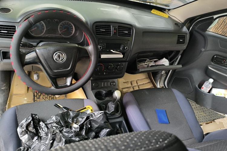 Used Dongfeng Fengon 330 2014 1.5L Manual Utility Version DK15 Center Console