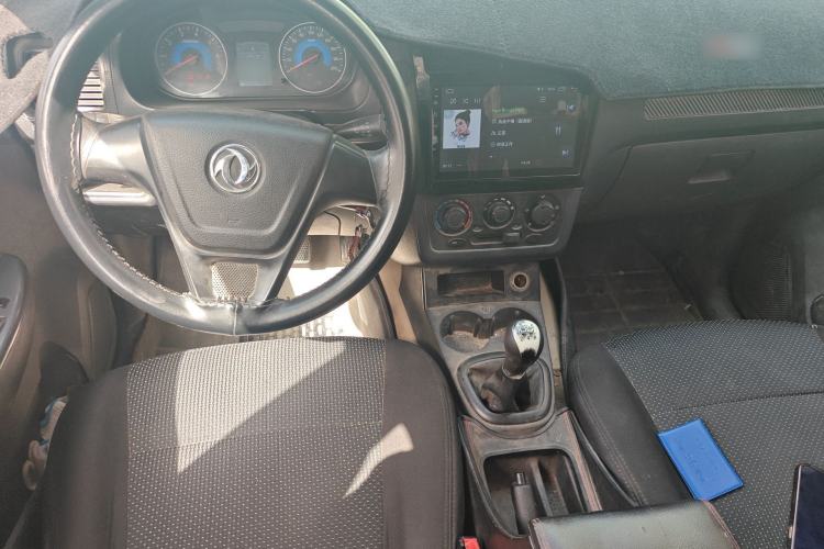 Used Dongfeng Fengon 330 2014 1.5L Manual Standard Edition DK15-02 Center Console