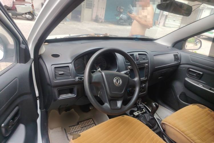 Used Dongfeng Fengon 330 2014 1.2L Manual Practical Version DK12-07 Center Console