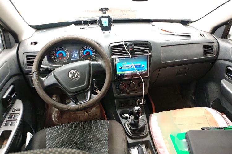 Used Dongfeng Fengon 330 2014 1.5L Manual Standard Edition DK15-02 Center Console
