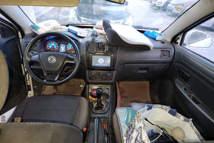 Used Dongfeng Fengon 330 2014 1.5L Manual Standard Edition DK15-02 Center Console