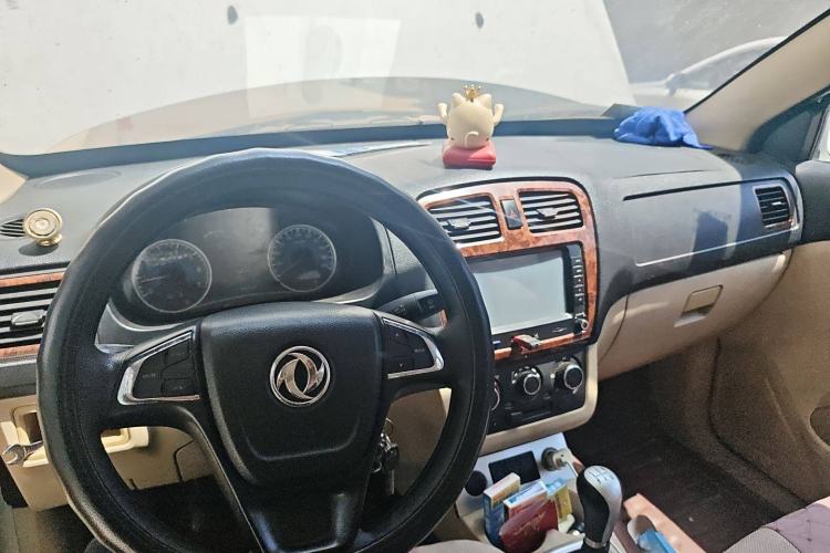 Used Dongfeng Fengon 330 2014 1.5L Manual Comfort Version DK15-02 Center Console