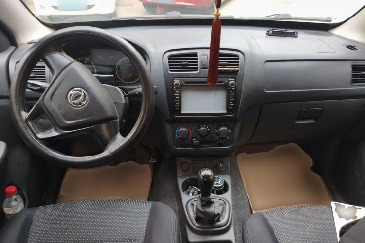 Used Dongfeng Fengon 330 2014 1.5L Manual Standard Edition DK15-02 Center Console