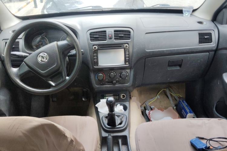 Used Dongfeng Fengon 330 2014 1.5L Manual Utility Version DK15 Center Console