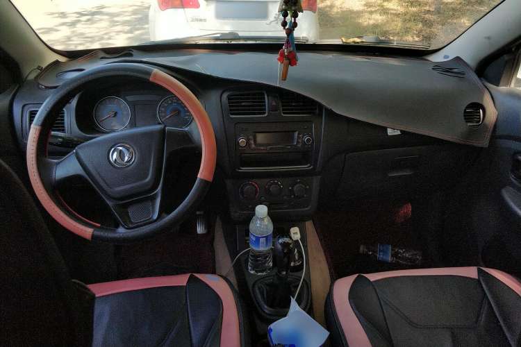 Used Dongfeng Fengon 330 2014 1.5L Manual Utility Version DK15 Center Console