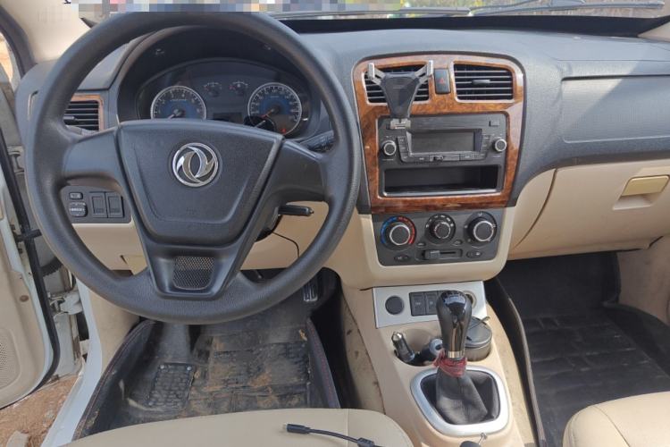 Used Dongfeng Fengon 330 2014 1.5L Manual Utility Version DK15 Center Console