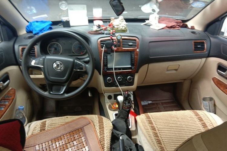 Used Dongfeng Fengon 330 2014 1.5L Manual Utility Version DK15 Center Console