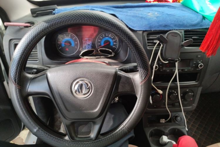 Used Dongfeng Fengon 330 2014 1.5L Manual Utility Version DK15 Center Console