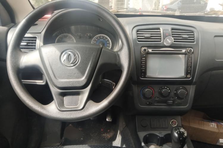 Used Dongfeng Fengon 330 2014 1.2L Manual Practical Version DK12-07 Center Console