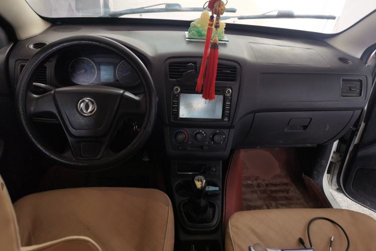 Used Dongfeng Fengon 330 2014 1.5L Manual Utility Version DK15 Center Console