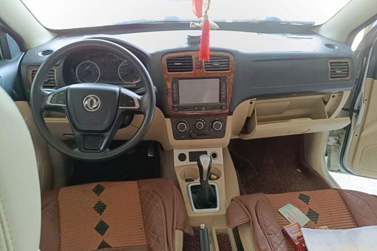 Used Dongfeng Fengon 330 2014 1.5L Manual Utility Version DK15 Center Console