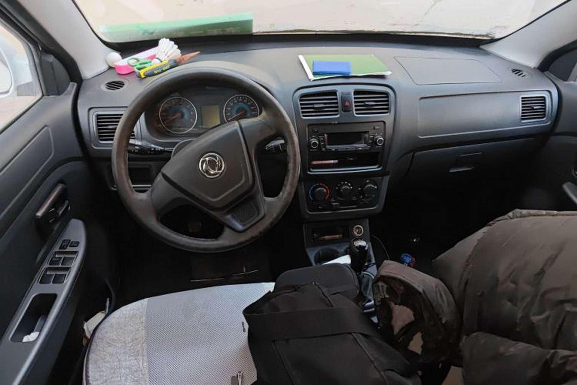Used Dongfeng Fengon 330 2014 1.5L Manual Utility Version DK15 Center Console