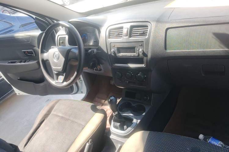 Used Dongfeng Fengon 330 2014 1.5L Manual Utility Version DK15 Center Console