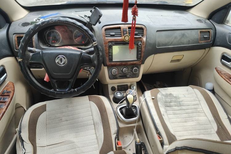 Used Dongfeng Fengon 330 2014 1.5L Manual Utility Version DK15 Center Console