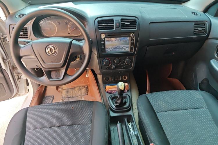 Used Dongfeng Fengon 330 2014 1.5L Manual Utility Version DK15 Center Console