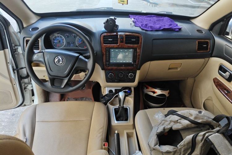 Used Dongfeng Fengon 330 2014 1.5L Manual Utility Version DK15 Center Console