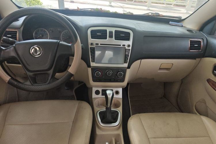 Used Dongfeng Fengon 330 2014 1.5L Manual Standard Edition DK15-02 Center Console